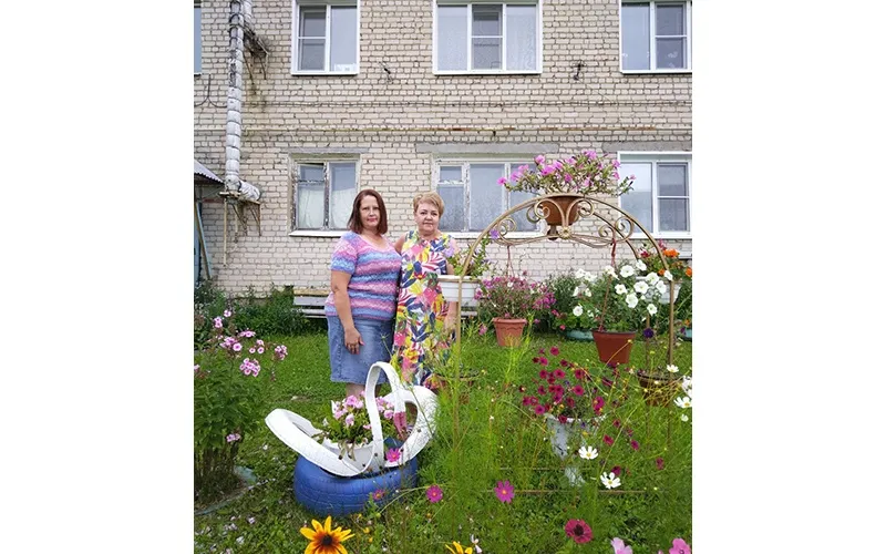 Лавочка примирения и белые лилии